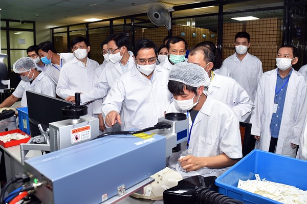 Thủ tướng Phạm Minh Chính: Chậm nhất tháng 6/2022, phải có vaccine COVID-19 sản xuất trong nước