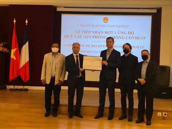 Đại sứ quán Việt Nam tại Pháp tiếp nhận hơn 20.000 EUROS ủng hộ Quỹ vaccine phòng Covid-19