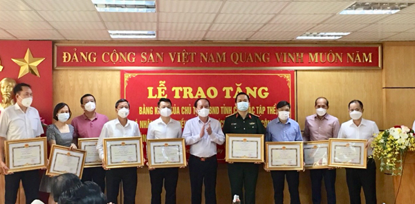 Bắc Giang: Trao tặng Bằng khen của Chủ tịch UBND tỉnh cho các tập thể, cá nhân ủng hộ trong công tác phòng, chống dịch
