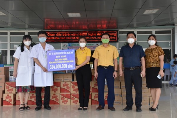 Ủy ban Mặt trận Tổ quốc tỉnh Nghệ An thăm, động viên y bác sỹ trên tuyến đầu chống dịch