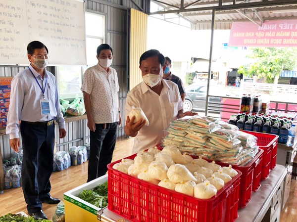 MTTQ Việt Nam tỉnh An Giang kiểm tra các địa điểm tổ chức tiếp nhận và trao tặng quà cho người dân gặp khó khăn