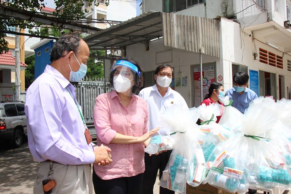 MTTQ Việt Nam TP.HCM thăm và tặng quà động viên nhân dân, y bác sĩ và các lực lượng tại khu cách ly