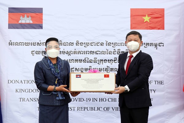 Chính phủ Hoàng gia Campuchia tặng thành phố Hồ Chí Minh thiết bị chống dịch Covid-19