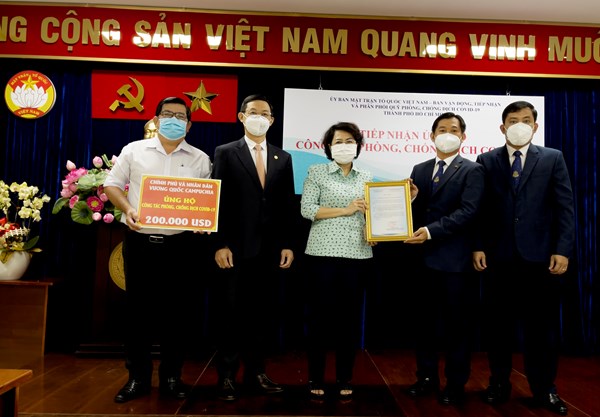 Tổng Lãnh sự Vương quốc Campuchia trao 200.000 USD hỗ trợ thành phố Hồ Chí Minh chống dịch