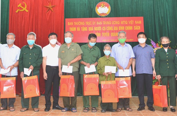 Ủy ban MTTQ tỉnh Tuyên Quang tặng quà người có công và gia đình chính sách huyện Sơn Dương