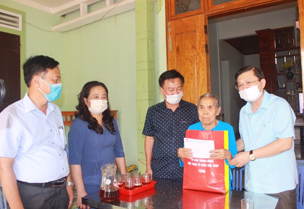 Phó Chủ tịch Nguyễn Hữu Dũng thăm, tặng quà gia đình chính sách tại tỉnh Quảng Trị