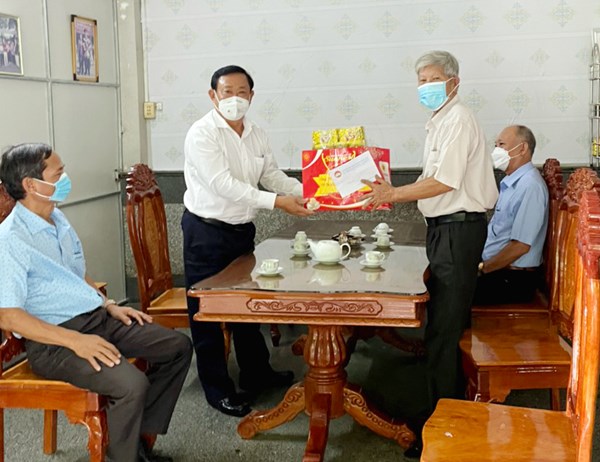 MTTQ tỉnh An Giang thăm, tặng quà gia đình chính sách