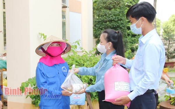 “Chuyến xe nghĩa tình” của tỉnh Quảng Trị gửi đến bà con các tỉnh Bà Rịa-Vũng Tàu và Bình Phước