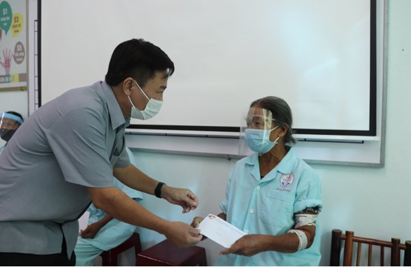Trao quà cho các bệnh nhân nặng đang điều trị tại Bệnh viện Đa khoa tỉnh Quảng Trị