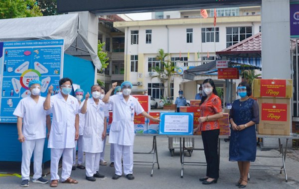 Ủy ban MTTQ Việt Nam thành phố Hà Nội thăm, tặng quà tại Bệnh viện Phổi 