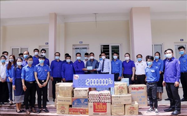 Trung ương Đoàn Thanh niên Lào hỗ trợ các lưu học sinh Việt Nam tại Viêng Chăn 