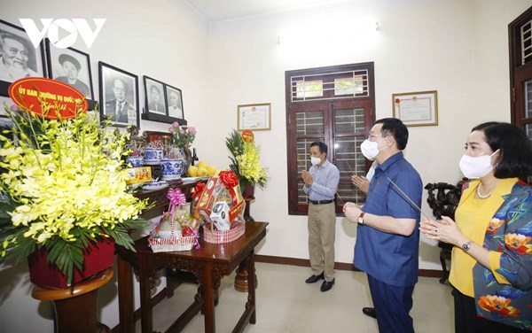 Chủ tịch Quốc hội Vương Đình Huệ thắp hương tưởng niệm đồng chí Lê Quang Đạo