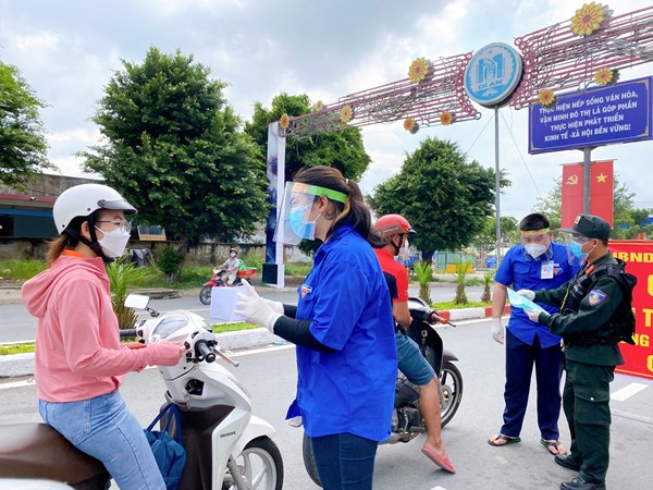 Hình ảnh màu áo xanh tại các chốt kiểm dịch