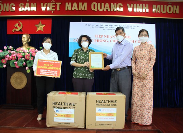 MTTQ thành phố Hồ Chí Minh tiếp nhận thiết bị y tế hỗ trợ công tác phòng chống dịch COVID-19