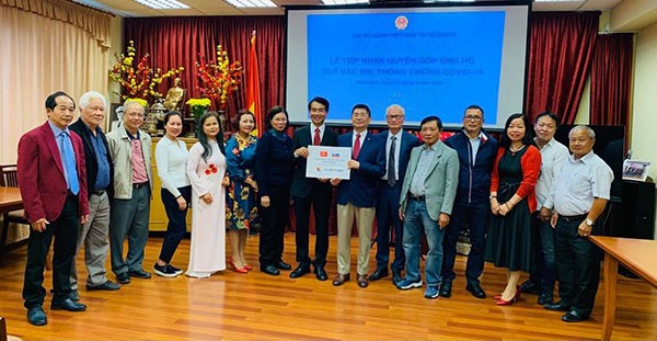 Cộng đồng người Việt tại Slovakia ủng hộ Quỹ vaccine phòng, chống COVID-19
