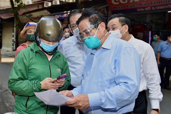 Thủ tướng kiểm tra ổ dịch nóng bỏng nhất, yêu cầu Hà Nội cần tăng cường giãn cách xã hội