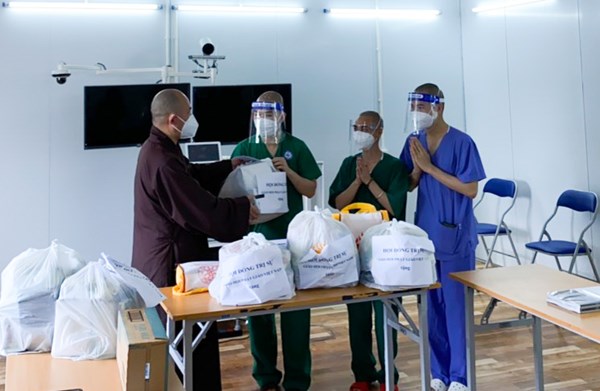 Trung ương Giáo hội thăm, động viên Tăng Ni đang tình nguyện tại các Bệnh viện dã chiến