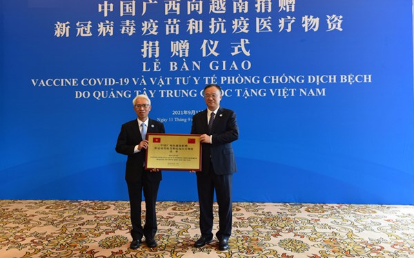 Quảng Tây (Trung Quốc) trao tặng địa phương Việt Nam 800.000 liều vaccine phòng Covid-19