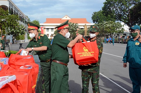 Xuất quân trao tặng quà của Bộ Quốc phòng hỗ trợ nhân dân TP Hồ Chí Minh