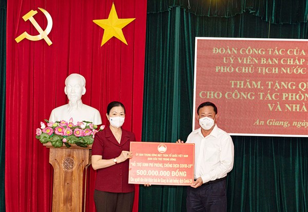 Phó Chủ tịch Trương Thị Ngọc Ánh trao phân bổ hỗ trợ lực lượng tuyến đầu và người dân tỉnh An Giang gặp khó khăn do dịch bệnh