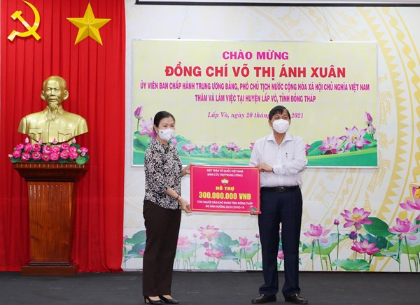 Phó Chủ tịch Trương Thị Ngọc Ánh trao số tiền 300 triệu đồng hỗ trợ tỉnh Đồng Tháp phòng, chống dịch