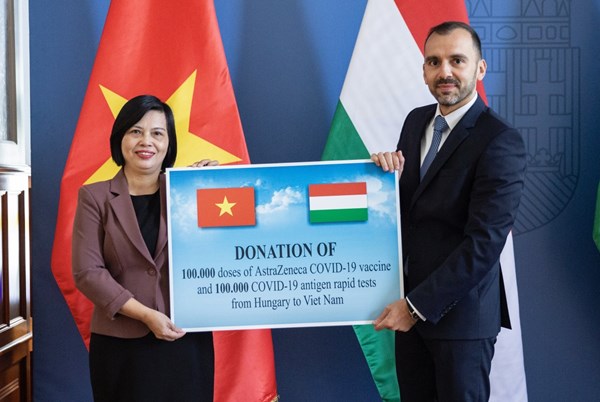 Hungary trao tặng Việt Nam vaccine và vật tư y tế  