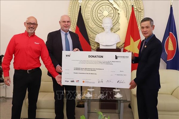 Bạn bè Đức trao tặng trang thiết bị y tế trị giá gần 8 tỷ đồng cho Việt Nam