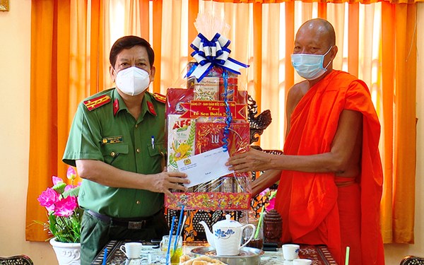 Thăm, chúc mừng đồng bào Khmer nhân Lễ Sene Dolta cổ truyền 