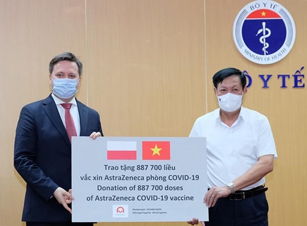 Việt Nam tiếp nhận gần 2 triệu liều vaccine AstraZeneca do Ba Lan và Hàn Quốc hỗ trợ