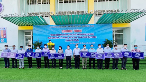 An Giang: 6.000 phần quà hỗ trợ người dân ngoài tỉnh về huyện Tri Tôn