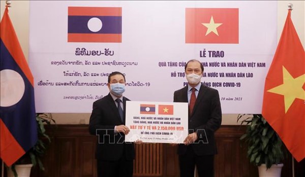 Việt Nam hỗ trợ Lào ứng phó đợt dịch COVID-19 mới 