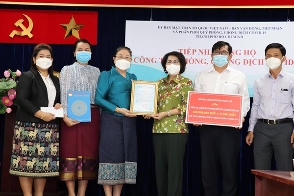 Thành phố Hồ Chí Minh: Tiếp nhận số tiền 100 triệu kíp từ tỉnh Attapeu (Lào) ủng hộ phòng, chống dịch Covid-19