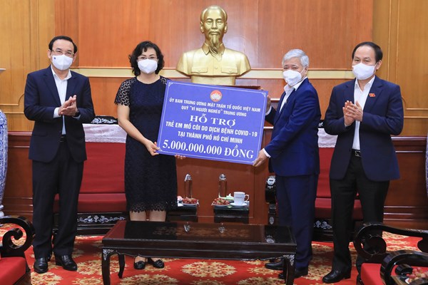 UBTƯ MTTQ Việt Nam trao số tiền 5 tỷ đồng hỗ trợ trẻ em mồ côi do dịch bệnh tại thành phố Hồ Chí Minh
