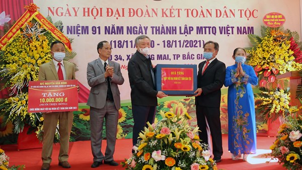 Chánh án TAND Tối cao Nguyễn Hoà Bình dự Ngày hội đại đoàn kết tại TP Bắc Giang