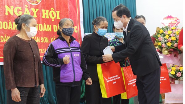 Lãnh đạo Trung ương và địa phương chung vui Ngày hội đại đoàn kết cùng bà con tỉnh Bắc Giang