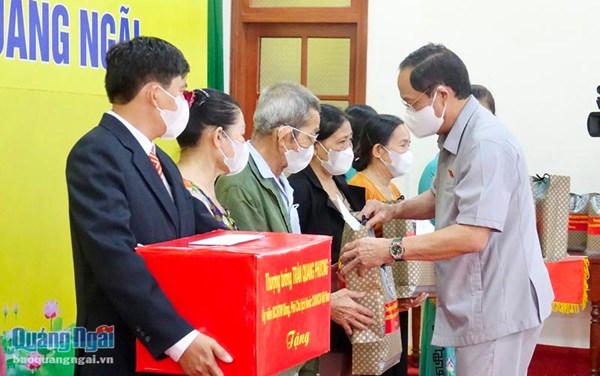 Phó Chủ tịch Quốc hội Trần Quang Phương dự Ngày hội Đại đoàn kết ở Quảng Ngãi 
