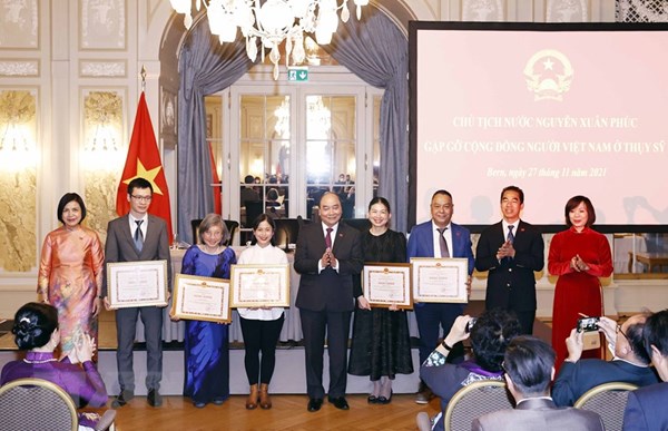 Chủ tịch nước Nguyễn Xuân Phúc gặp gỡ cộng đồng người Việt Nam tại Thụy Sĩ
