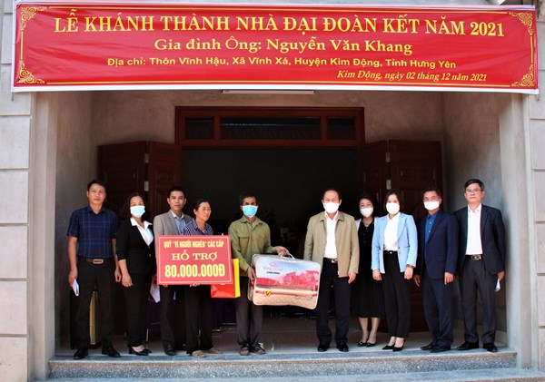 Phó Chủ tịch - Tổng Thư ký Lê Tiến Châu trao nhà đại đoàn kết cho hộ nghèo tại tỉnh Hưng Yên