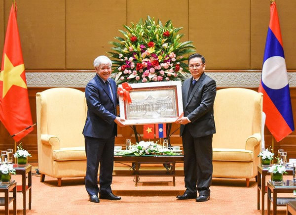 Chủ tịch UBTƯ MTTQ Việt Nam Đỗ Văn Chiến hội kiến với Chủ tịch Quốc hội Lào Saysomphone Phomvihane