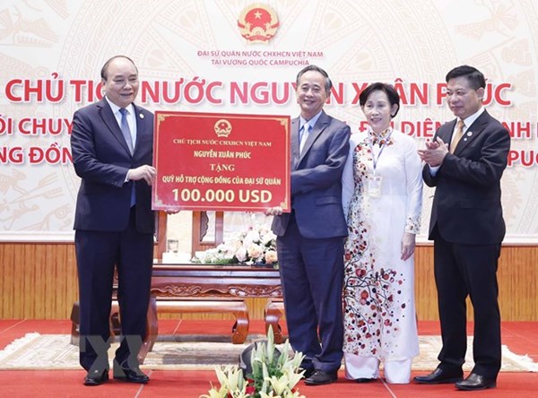 Chủ tịch nước Nguyễn Xuân Phúc thăm cán bộ nhân viên Đại sứ quán, cộng đồng người Việt Nam tại Campuchia