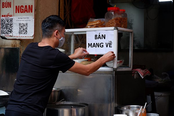 Hà Nội: Các 'vùng cam' dừng bán hàng ăn tại chỗ, học sinh chuyển học trực tuyến