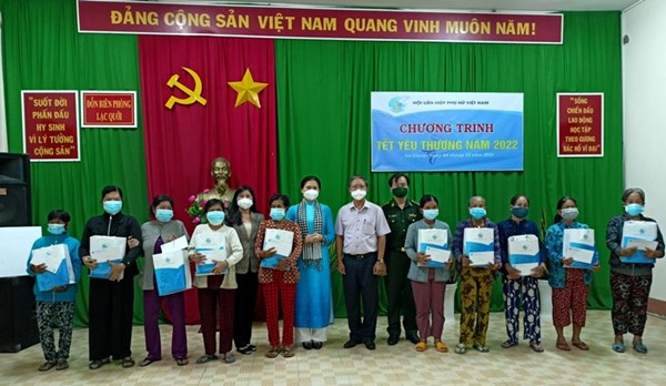 Chủ tịch Hội LHPN Việt Nam Hà Thị Nga thăm, tặng quà Tết yêu thương tại tỉnh An Giang