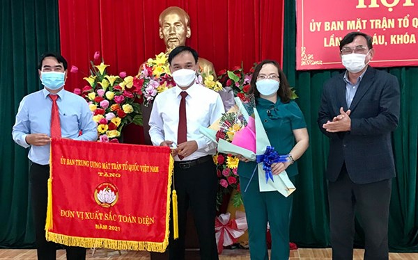 Phú Yên: Ủy ban MTTQ tỉnh nhận cờ thi đua xuất sắc toàn diện của UBTƯ MTTQ Việt Nam