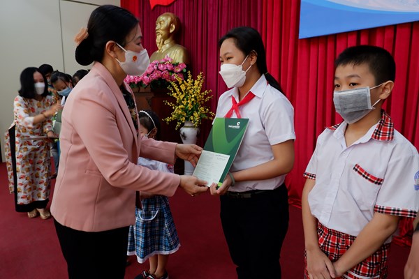 Phó Chủ tịch Trương Thị Ngọc Ánh tặng quà Tết hộ khó khăn tại Cần Thơ