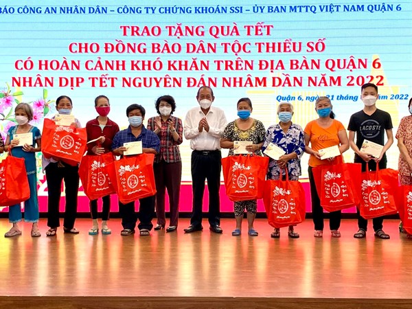 Thành phố Hồ Chí Minh: Tặng 400 suất quà cho đồng bào dân tộc thiểu số khó khăn tại quận 6