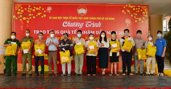 Thành phố Hồ Chí Minh: Tặng quà Tết cho hộ gia đình có hoàn cảnh khó khăn tại khu tạm cư Thủ Đức