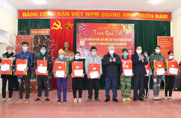 Chủ tịch Ủy ban Trung ương MTTQ Việt Nam Đỗ Văn Chiến thăm, tặng quà Tết tại huyện Thạch An