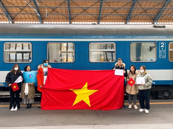 Tích cực hỗ trợ người Việt từ Ukraine sang Hungary lánh nạn