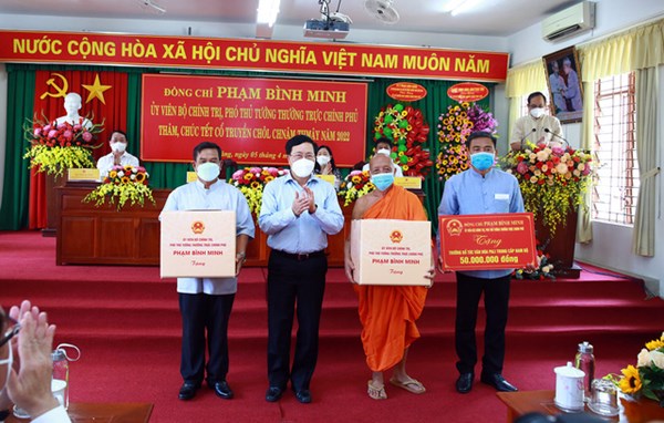 Phó Thủ tướng Thường trực Chính phủ Phạm Bình Minh chúc mừng Tết Chôl Chnăm Thmây tại Sóc Trăng
