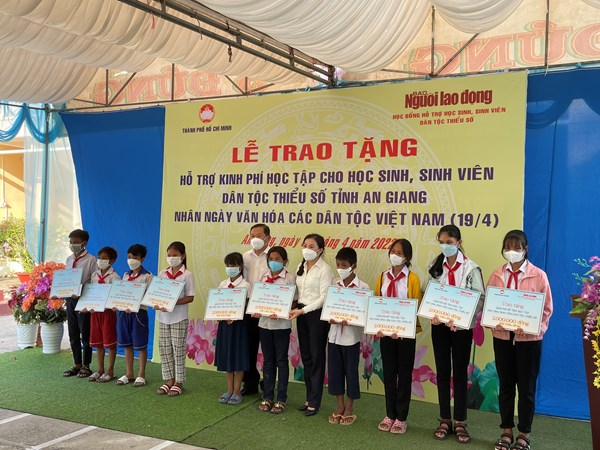 Ủy ban MTTQ Việt Nam thành phố Hồ Chí Minh trao học bổng hỗ trợ học sinh, sinh viên dân tộc thiểu số